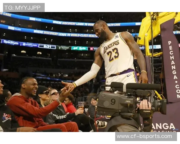 詹姆斯团队呼吁湖人谨慎安排出场时间他将缺席季前赛首战